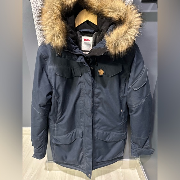 Fjallraven
Women's Nuuk Parka (navy) MEDIUM. - Picture 1 of 6